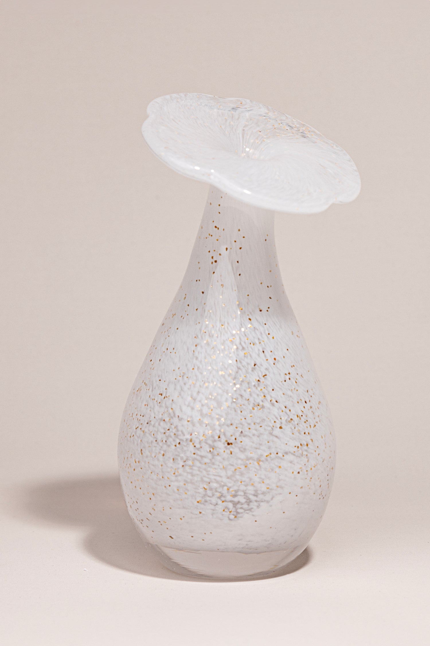 Daisy – white glass vase with gold sparkle details فاخر من أتيليه كاروسيل