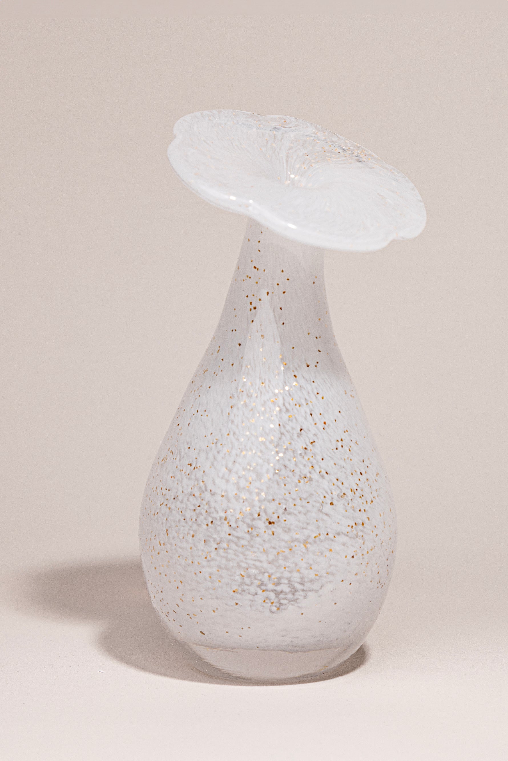 Daisy luxury white glass vase with gold sparkle details by Atelier Carrousel