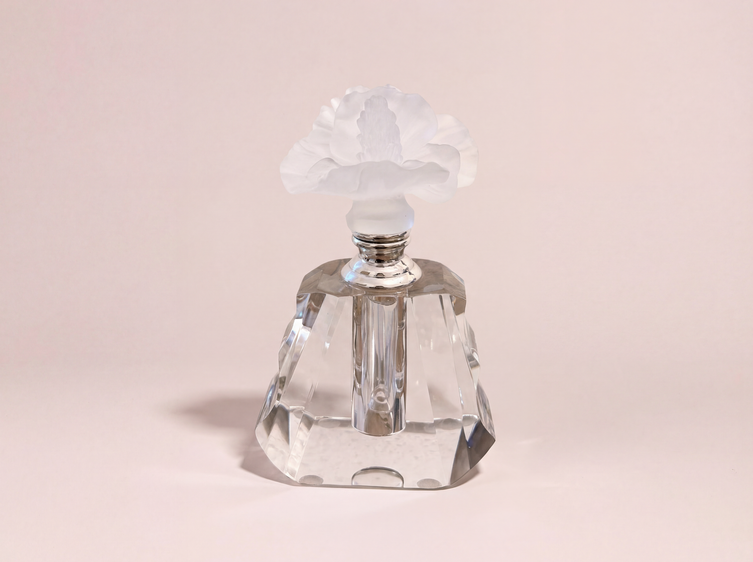 Florea – crystal oud bottle with frosted white flower top فاخر من أتيليه كاروسيل
