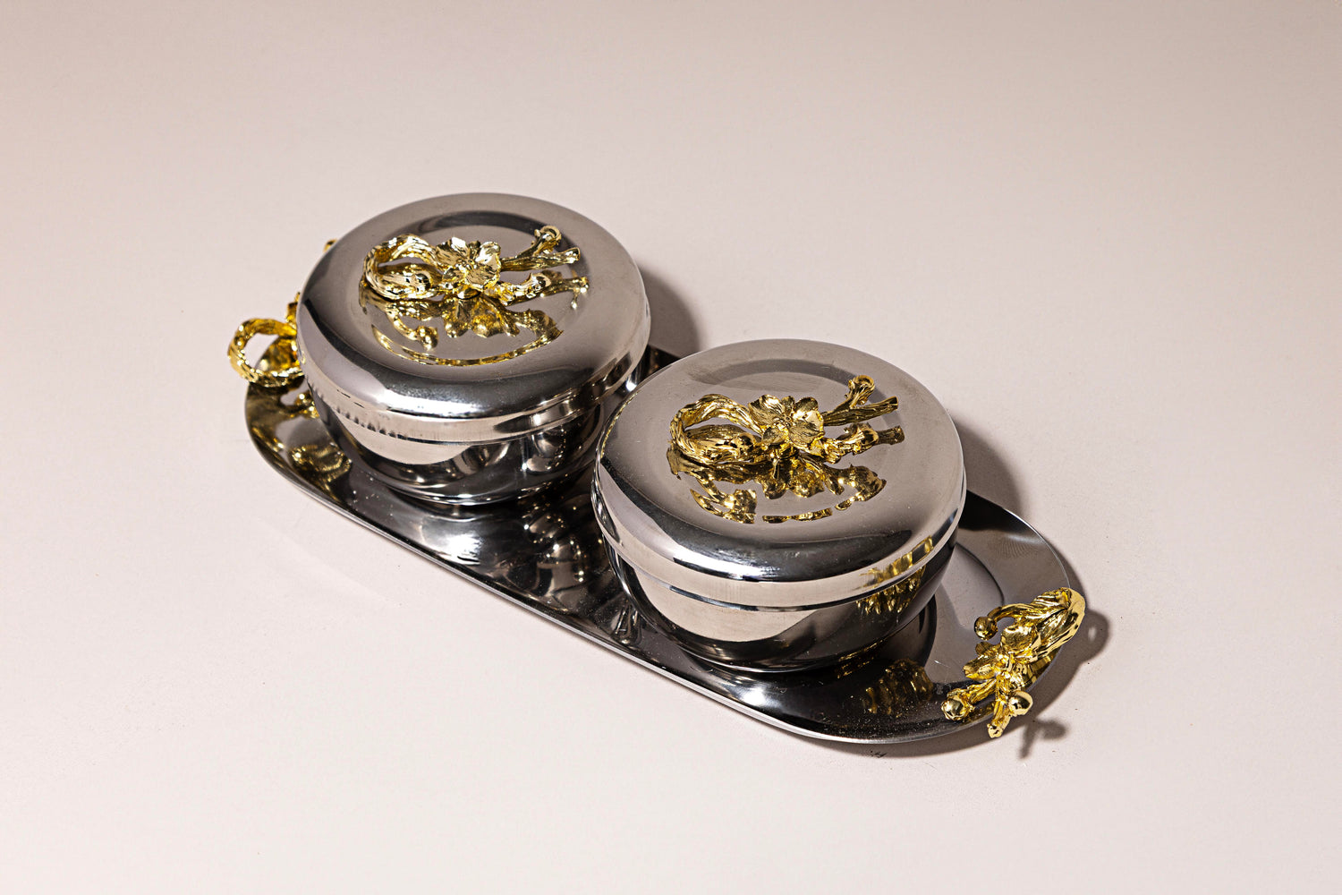 Golden Lace – silver and gold jar set on tray with intricate gold lace florals فاخر من أتيليه كاروسيل