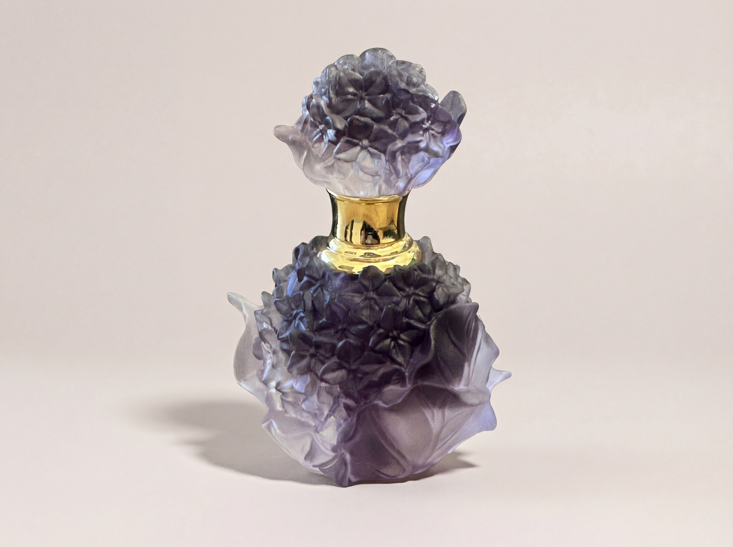 Hydrangea – crystal oud bottle sculpted in intricate hydrangea petals فاخر من أتيليه كاروسيل
