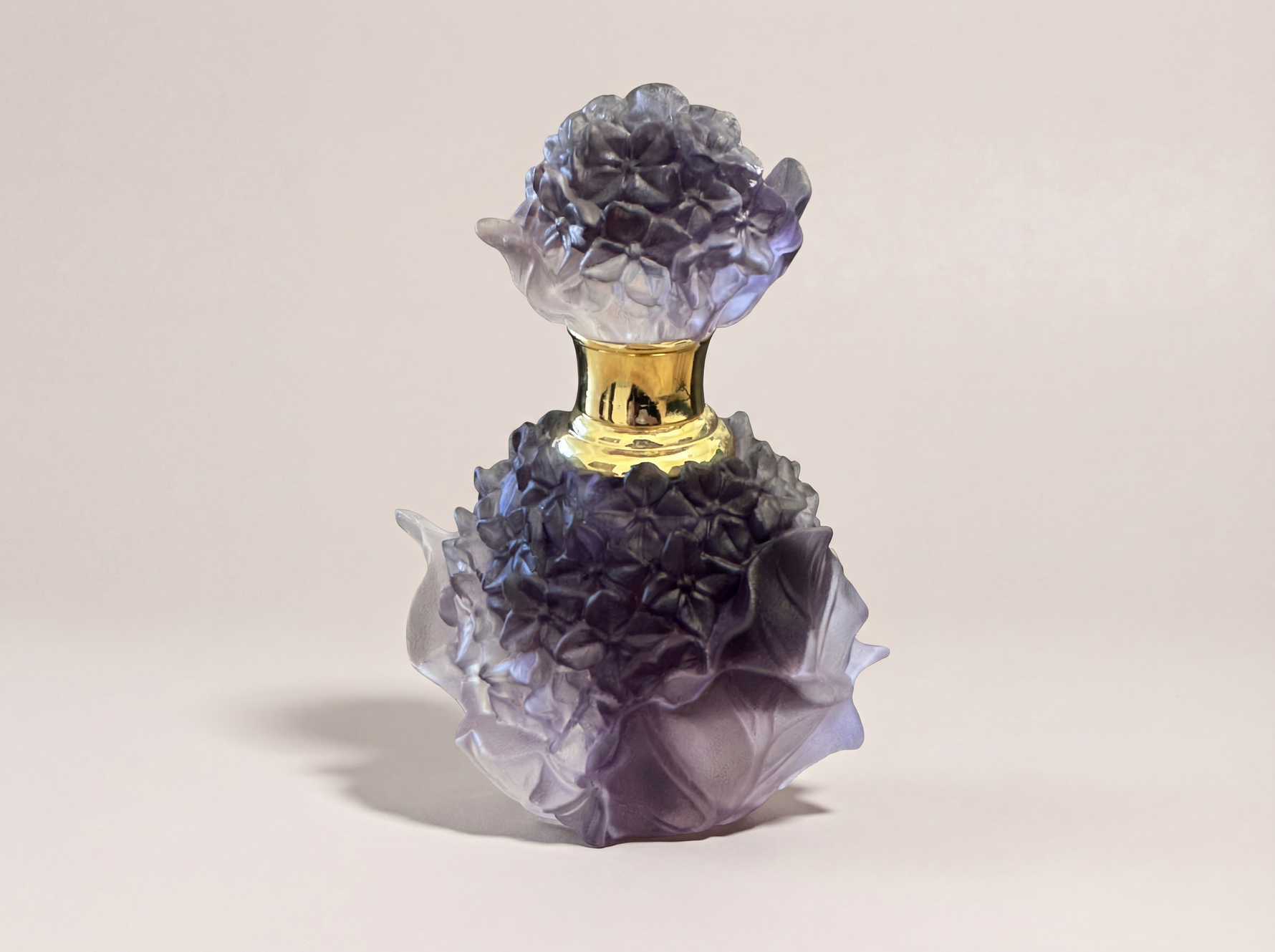 Hydrangea – crystal oud bottle sculpted in intricate hydrangea petals فاخر من أتيليه كاروسيل