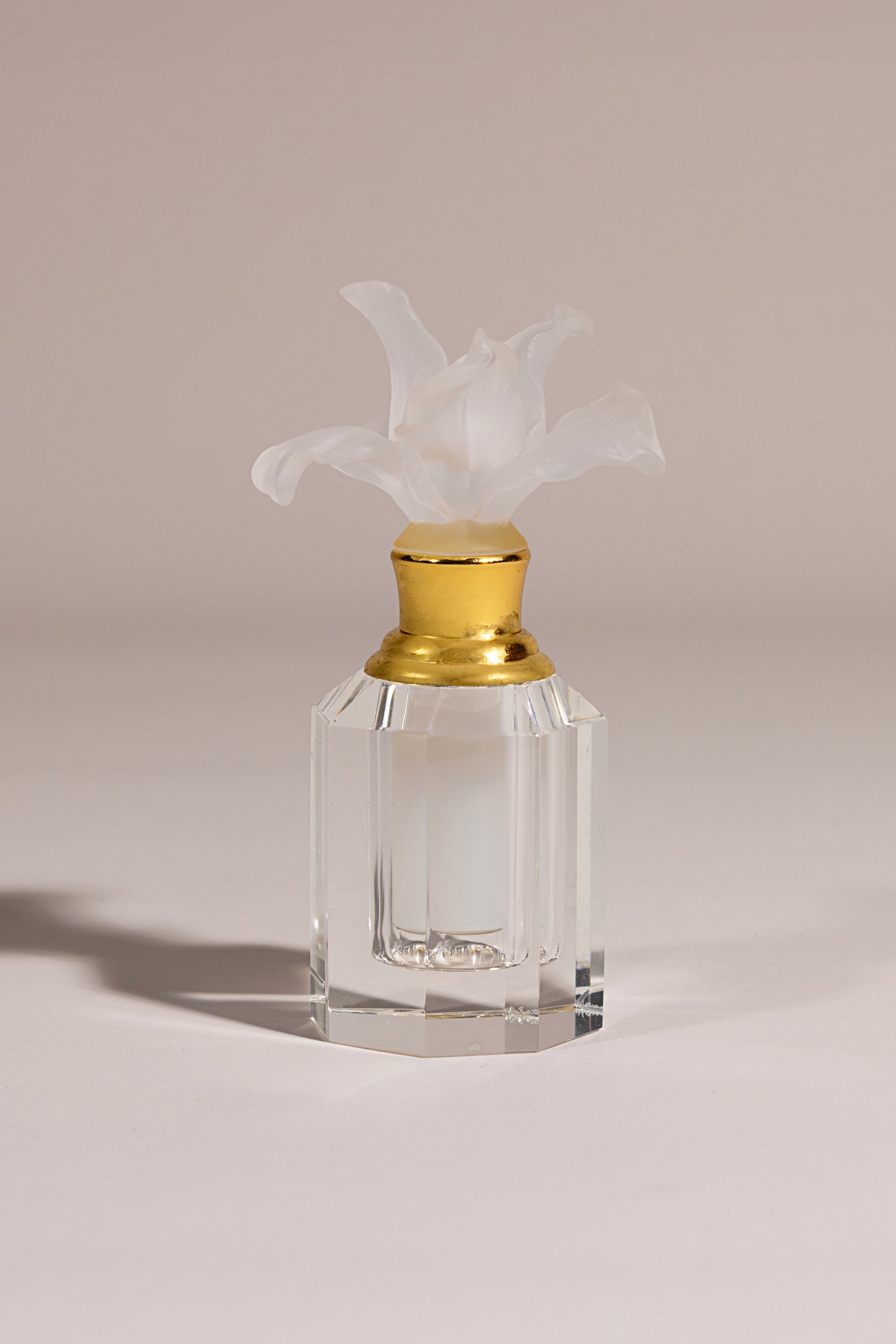 Loulwa – crystal oud bottle with frosted bloom and golden neck on octagonal base فاخر من أتيليه كاروسيل