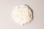 Rose Candle – white flower-shaped scented candle فاخر من أتيليه كاروسيل