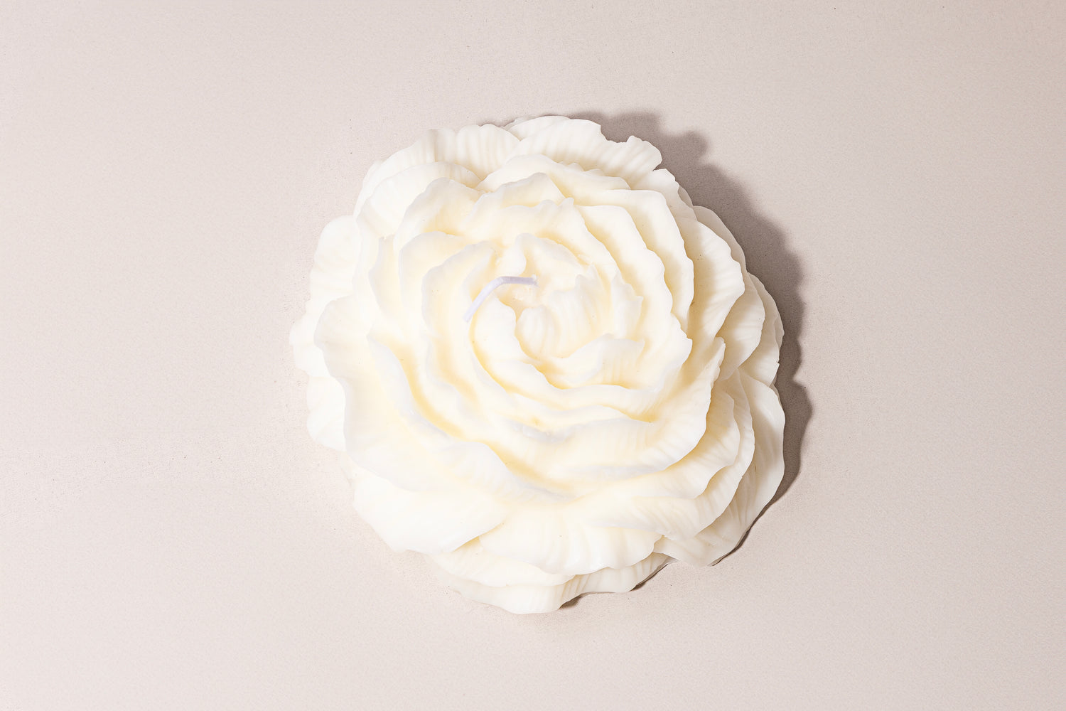 Rose Candle – white flower-shaped scented candle فاخر من أتيليه كاروسيل