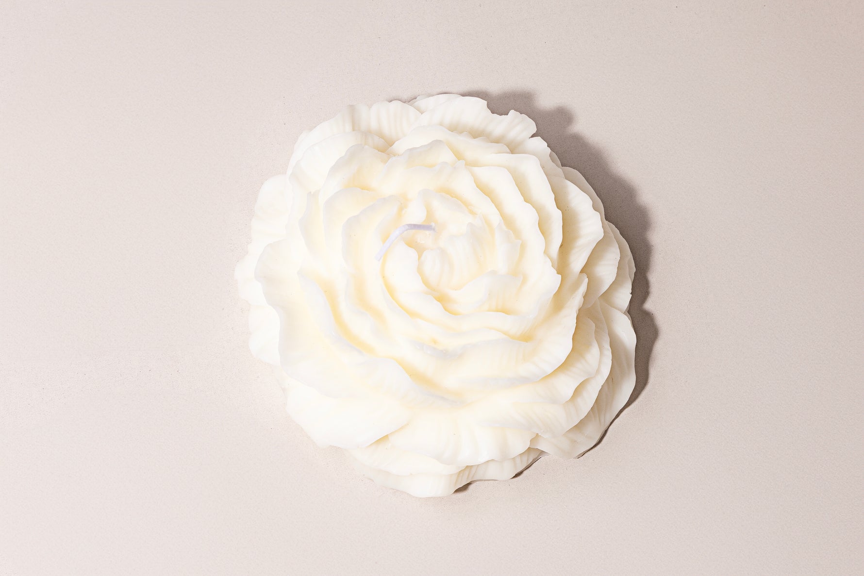 Rose Candle – white flower-shaped scented candle فاخر من أتيليه كاروسيل