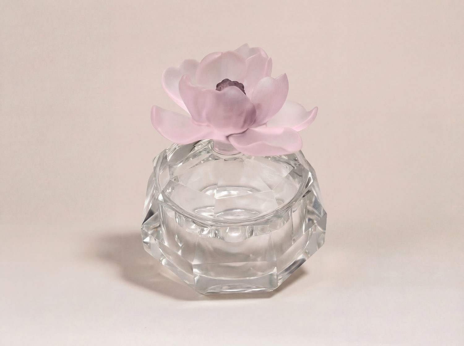 Yasmine – faceted crystal jar with handcrafted peony flower lid فاخر من أتيليه كاروسيل