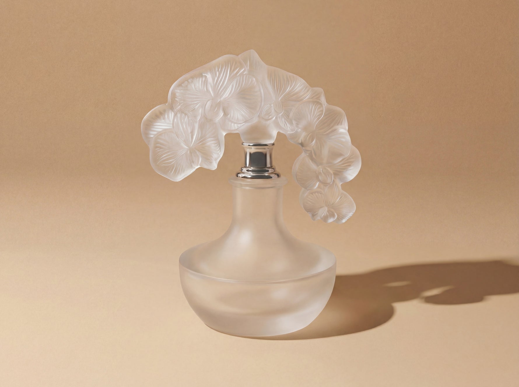 Nuage – frosted crystal oud bottle with orchid details and silver accents فاخر من أتيليه كاروسيل