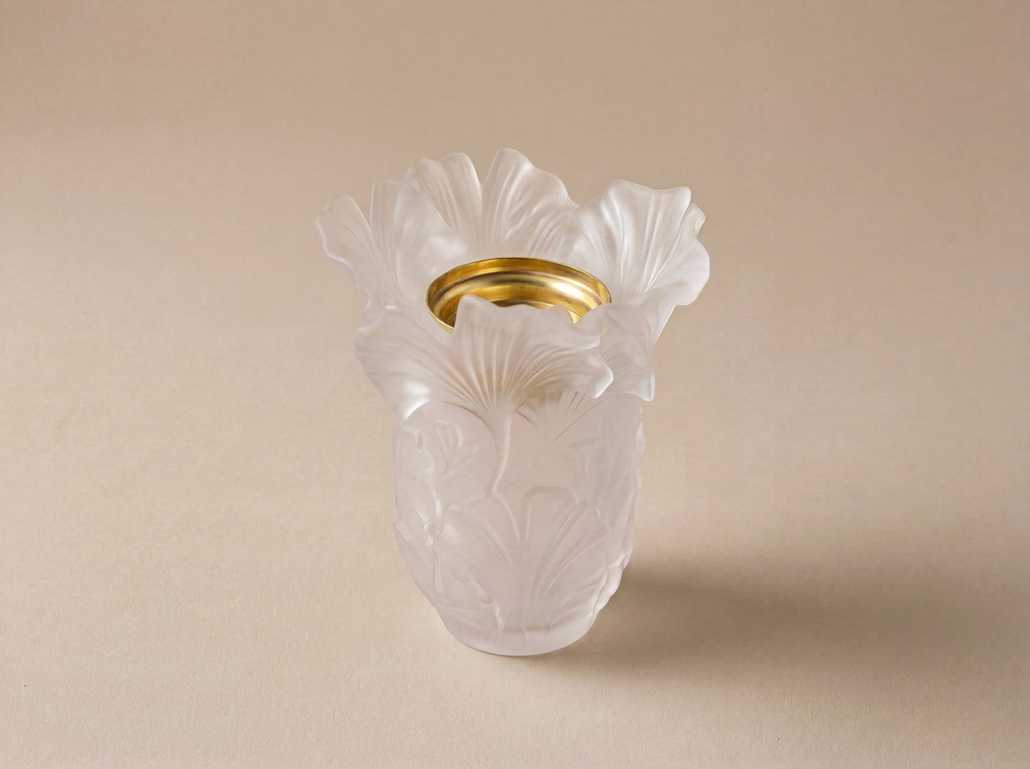 Golden Whisper – frosted white crystal oud burner with ginkgo leaf pattern فاخر من أتيليه كاروسيل