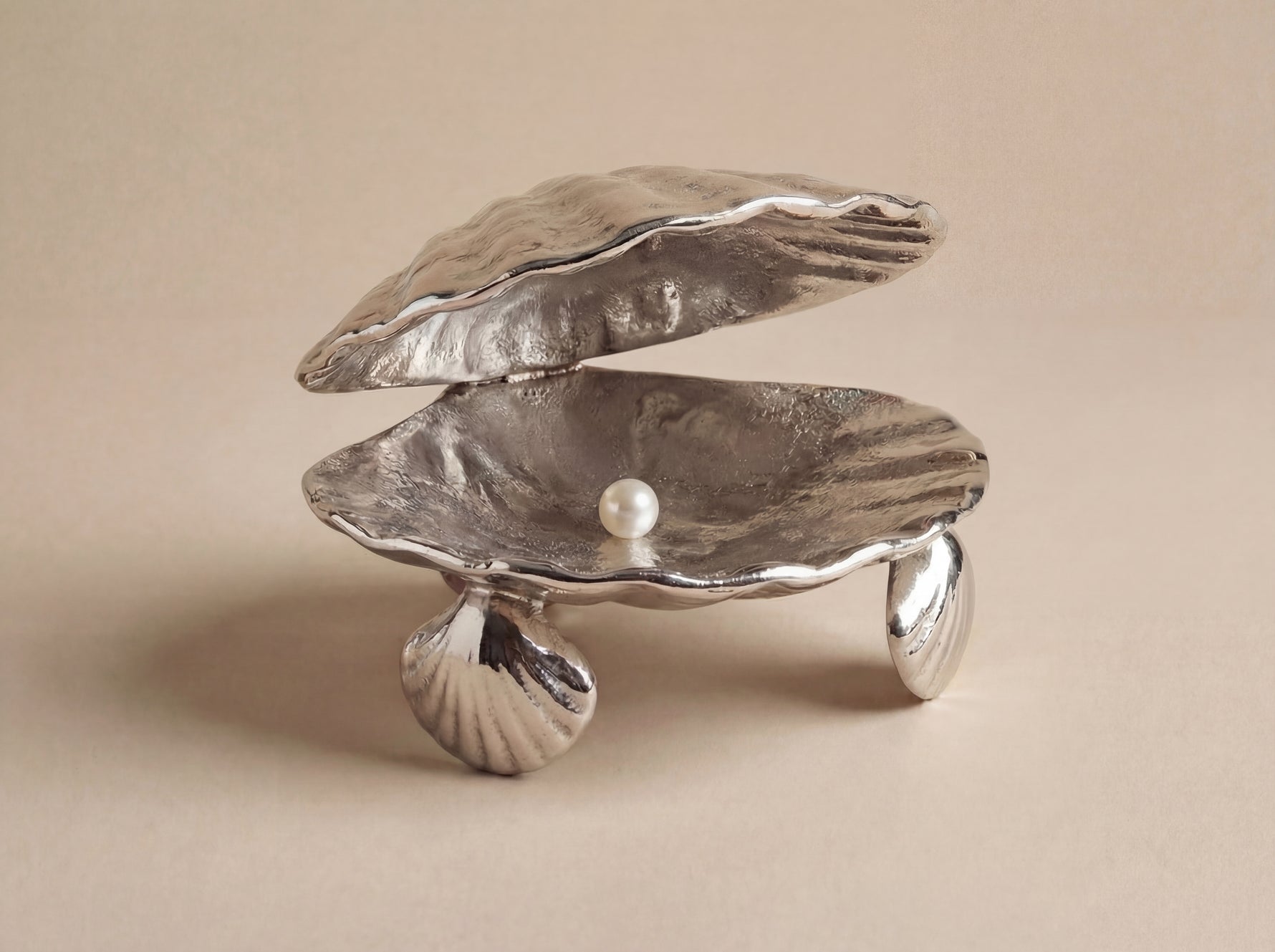 Al Dana – brass silver-plated shell sculpture with pearl فاخر من أتيليه كاروسيل