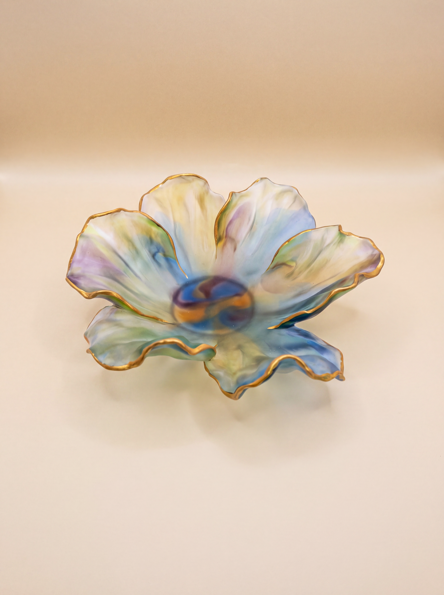 Luminous Bloom – flower-shaped crystal bowl in multicolored hues with gold edges فاخر من أتيليه كاروسيل