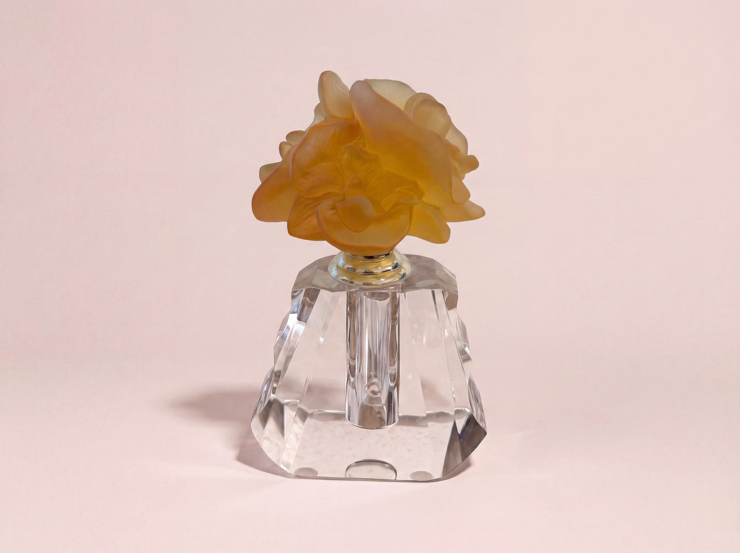 Orchidee – crystal oud bottle with amber orchid flower and faceted base فاخر من أتيليه كاروسيل